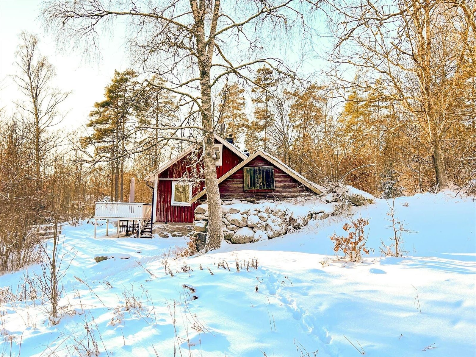 Ferienhaus in winterlicher Umgebung