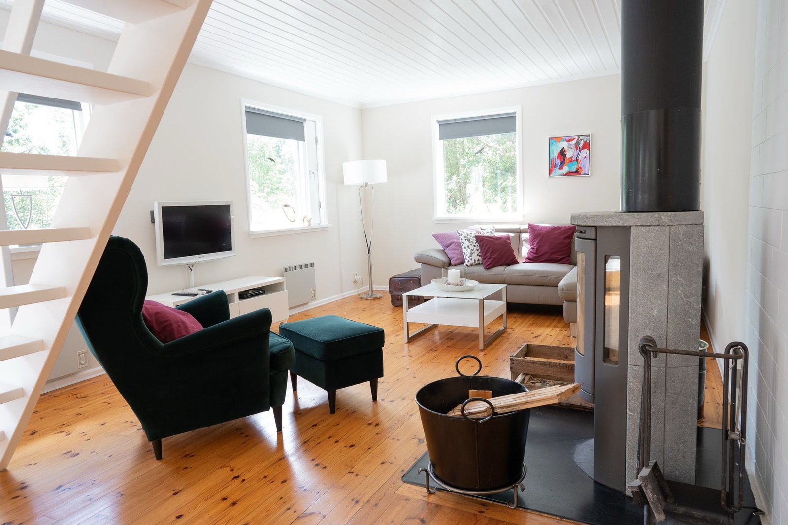 Wohnzimmer mit Kamin und Sitzecke